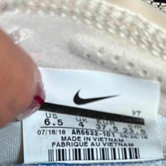 Nike Cream Sneakers with Woven Upper and Cushioned Sole - Picture 6 of 11